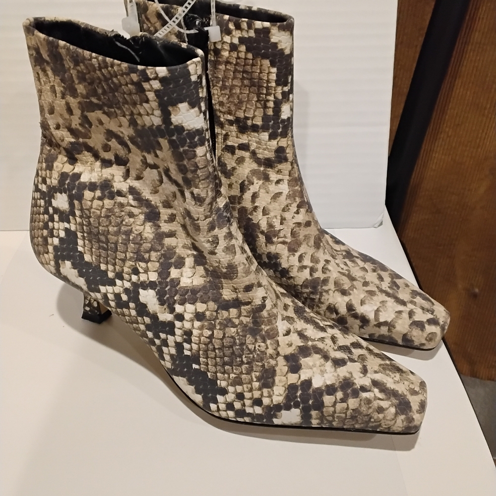 NWOT Stylish Snake Print Leather Upper Ankle Booties 6  Firm Price - Last 1